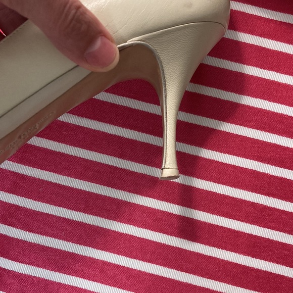 Salvatore Ferragamo Pointed Toe Classic Low Pumps - Picture 8 of 11